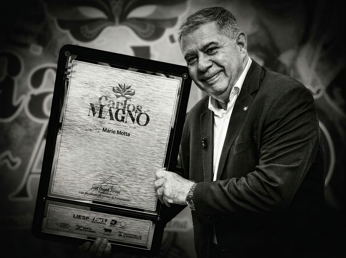 Mário Motta recebendo homenagem